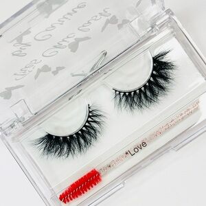 Dramatic Black False Eyelashes with Sparkling Red Applicator